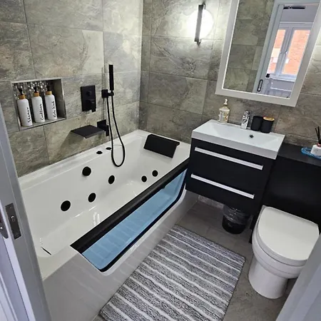 Jasmin'S House, 2 Bedroom House, Private Parking Northampton Exterior photo
