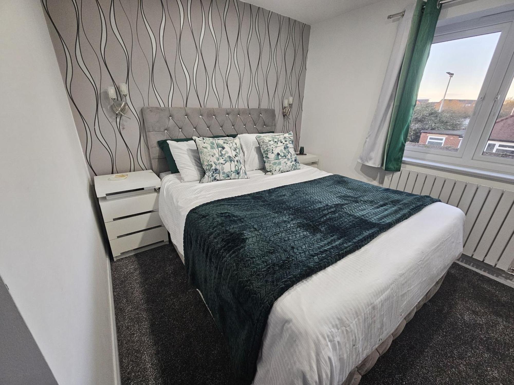 Jasmin's House, 2 Bedroom House, Private Parking Нортхемптон